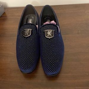 Only worn to try on inside of the store. Brand New Mens 10.5 Navy blue